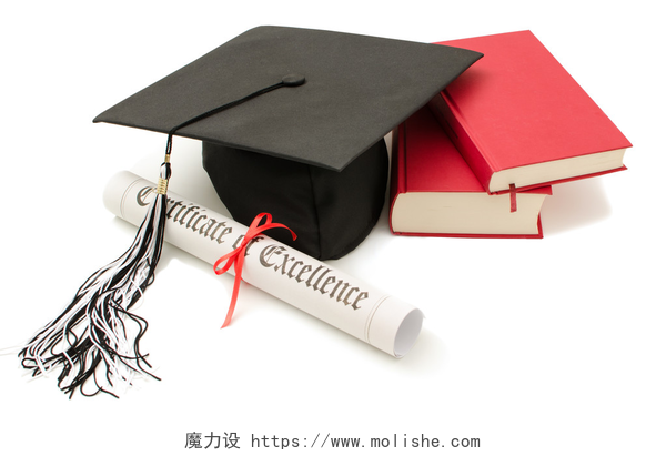 白色背景下的学士帽和书本grad 帽子和文凭与书上白色隔离